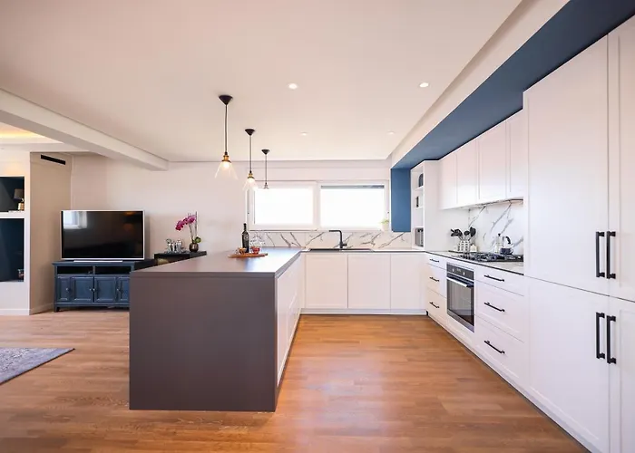 Deja Blue- Free Garage Parking شقة زادار